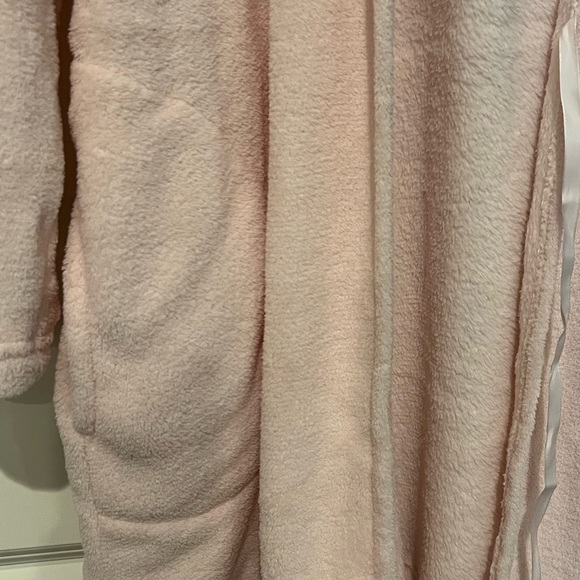 Ulta Short Hooded Robe - Picture 6 of 6